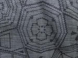 アンティーク　抽象模様織出し本場泥大島紬着物（5マルキ）